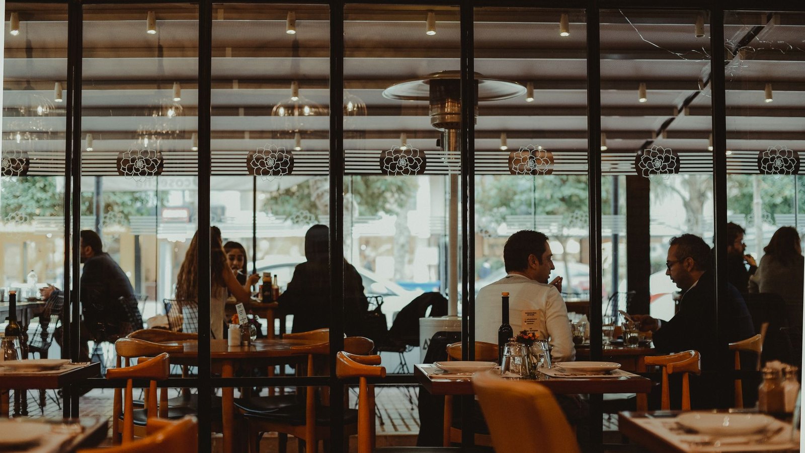 Mesas de un restaurante con luz natural