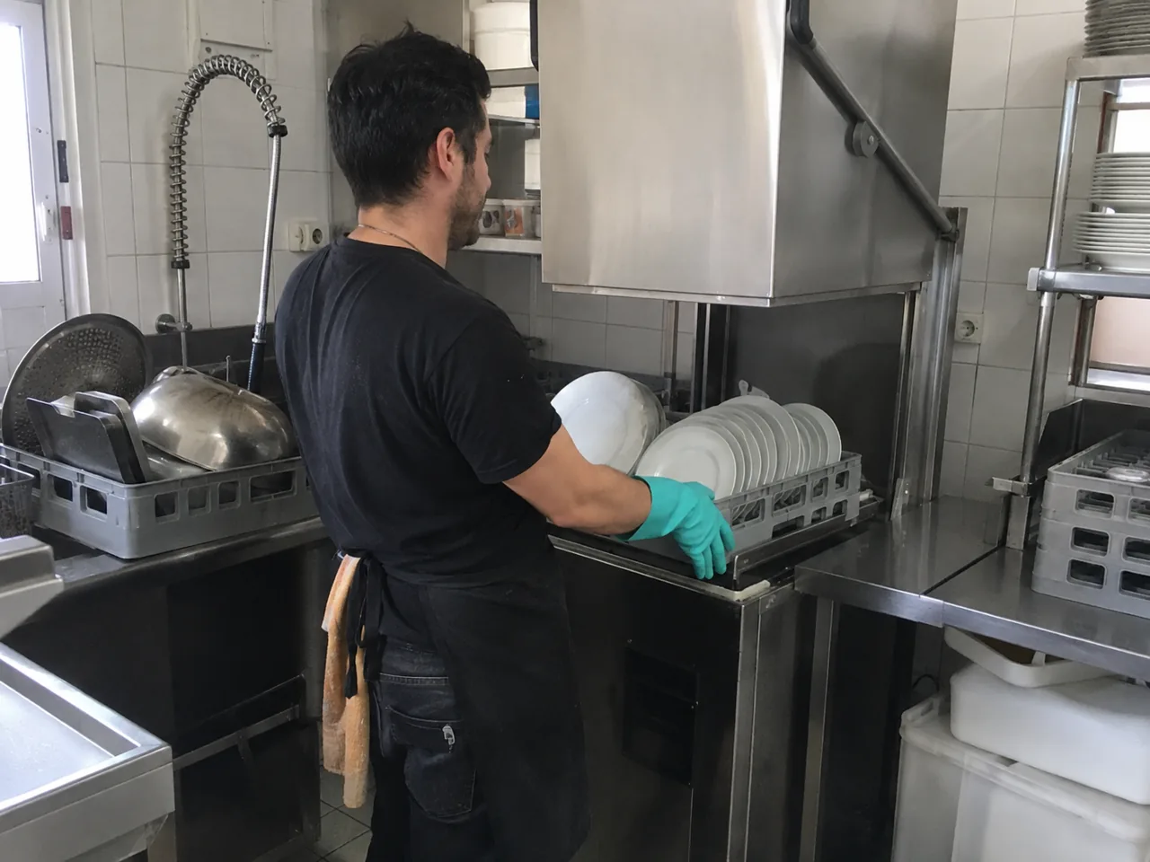Cómo elegir un lavavajillas para un restaurante · escena creada con IA