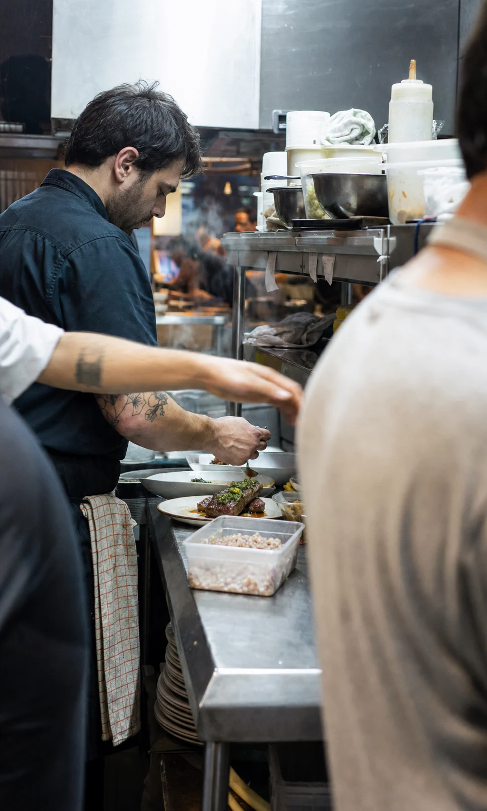 Servicio real en el pase de una cocina gastronómica