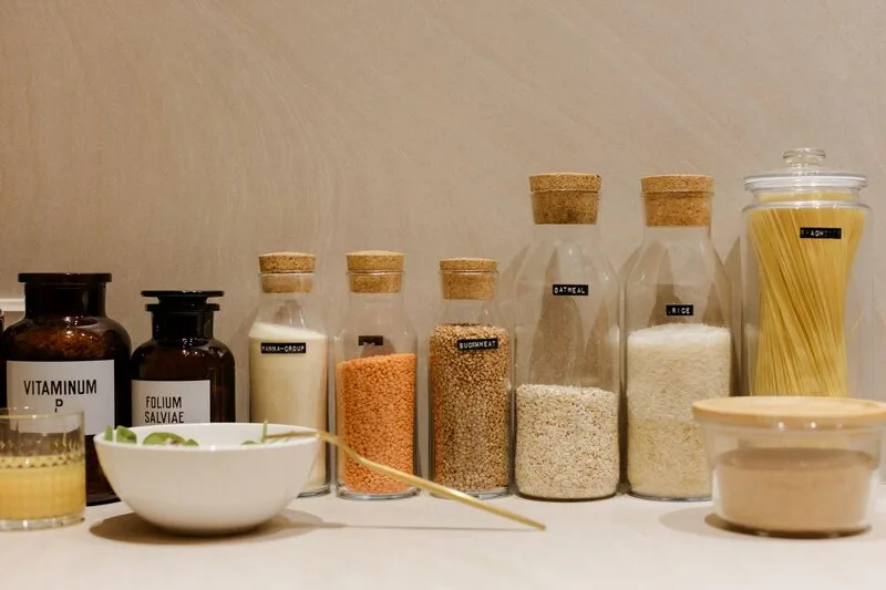 Depósito de cocina de restaurante con insumos rotulados para control ABC